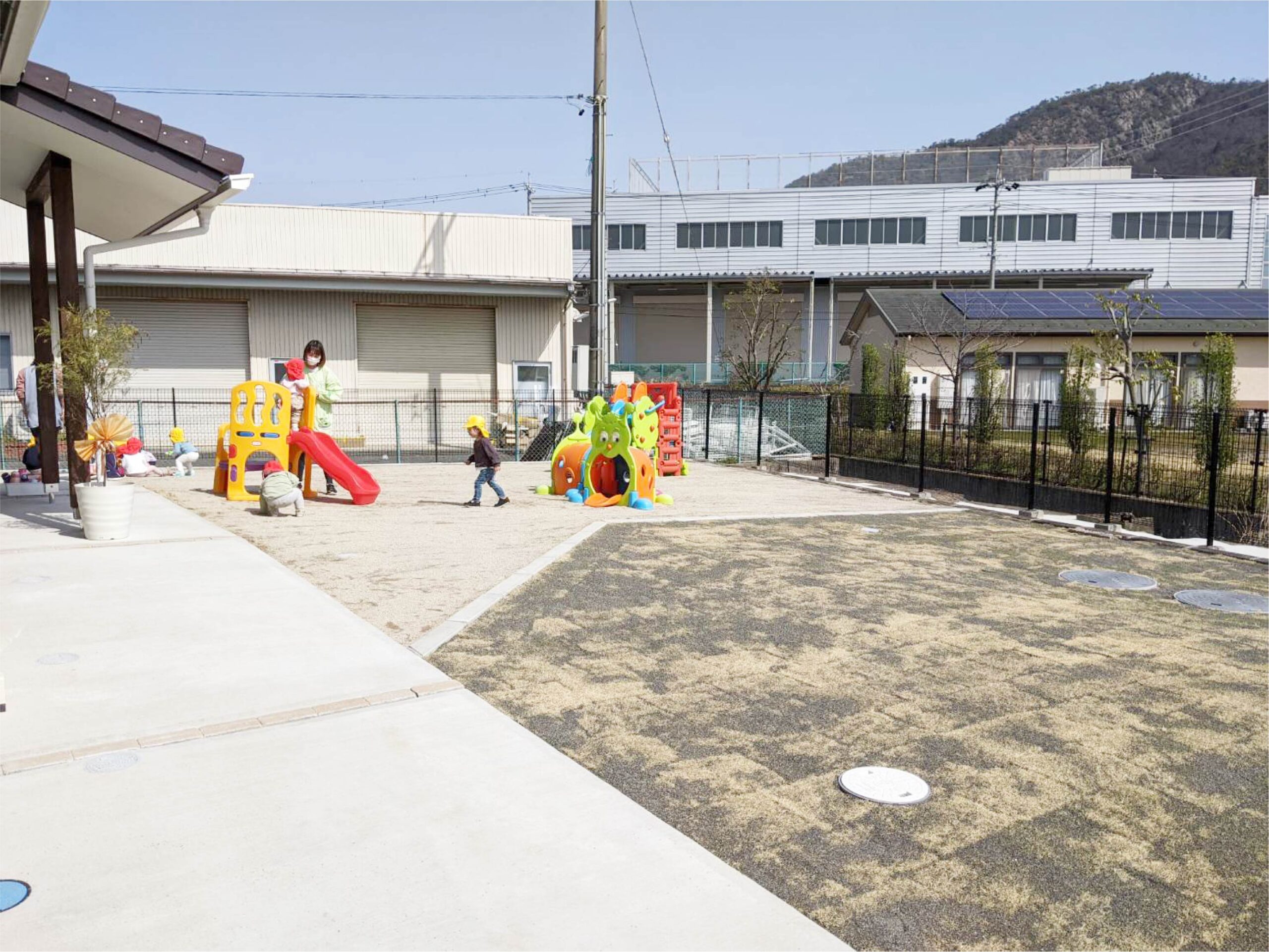 ピース各務原保育園の園庭。郷戸池のほとりで子どもたちが遊ぶ様子